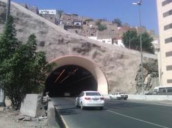 Terowongan yang membelah gunung di Makkah
