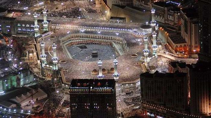 Bangunan tinggi menjulang dekat Kabah
