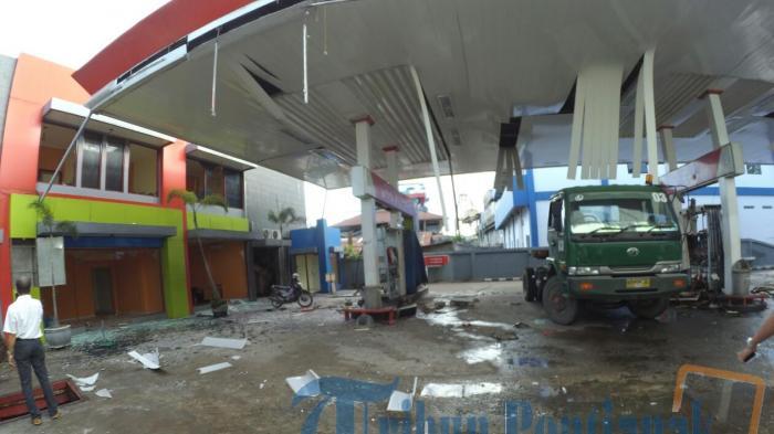 Pompa SPBU Hasanudin Pontianak Meledak, SPBU Meledak, Tujuh Orang Menjadi Korban, SPBU Sungai Jawi Meledak, Pompa BBM SPBU di Pontianak Kalimantan Barat Meledak, SPBU Pontianak Meledak, 2 Orang Diperiksa, Dispenser Pompa di SPBU Meledak, Lima Karyawan dan Dua Warga Cedera