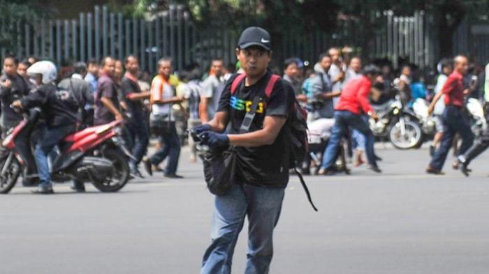 Lihat Begitu Santainya Pria Bertopi Ini Sebelum Tembak Polisi di Jalan