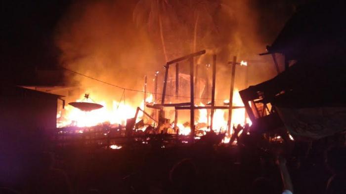 Dua Rumah Warga di Desa Parenreng Segeri Pangkep Dilalap Sijago Merah