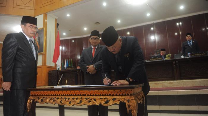 Alex Sampaikan Pendapat Akhir Terkait 2 Raperda Inisiatif DPRD