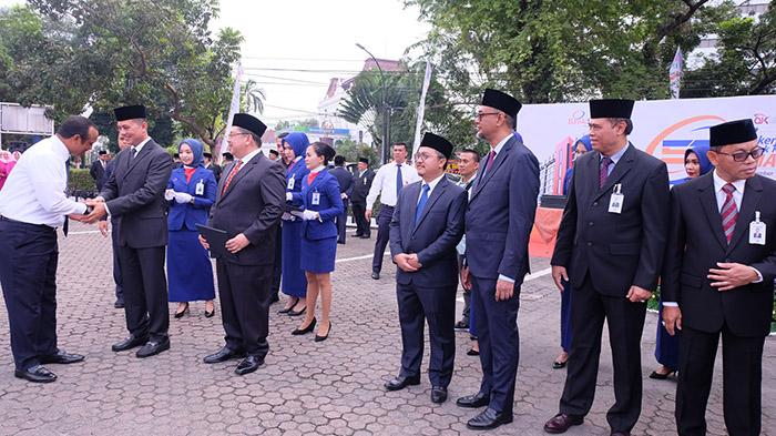 Foto: Pegawai Bank Sumut Menerima Lencana Masa Bakti