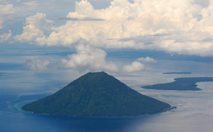 Aneka Lokasi Wisata Kota Manado - Pulau_Manado_Tua.jpg