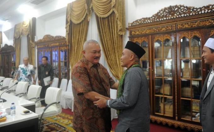 Gubernur Alex Noerdin : Rangkaian Haul Ki Marogan Harus Dijaga Ketat - 1-Menerima_Yayasan_Ki_Merogan.jpg