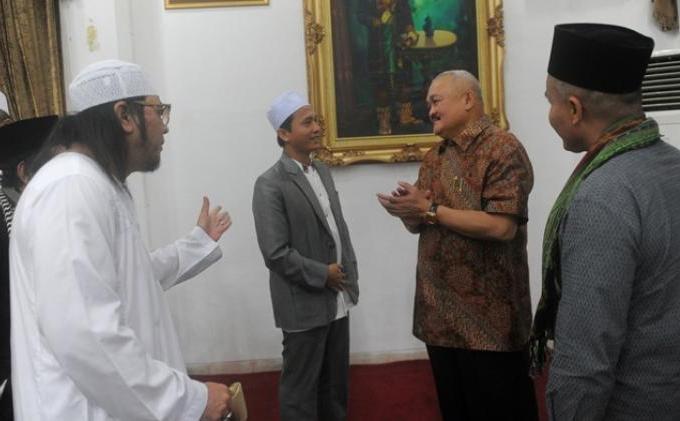 Gubernur Alex Noerdin : Rangkaian Haul Ki Marogan Harus Dijaga Ketat - 10-Menerima_Yayasan_Ki_Merogan.jpg