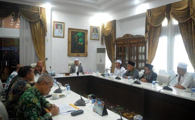 Gubernur Alex Noerdin : Rangkaian Haul Ki Marogan Harus Dijaga Ketat - 3-Menerima_Yayasan_Ki_Merogan.jpg
