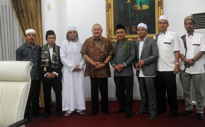 Gubernur Alex Noerdin : Rangkaian Haul Ki Marogan Harus Dijaga Ketat - 8-Menerima_Yayasan_Ki_Merogan.jpg