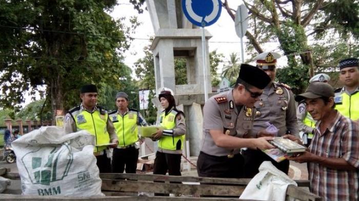Kapolres OKI Turun Langsung Bagi-bagi Takjil dan Alquran