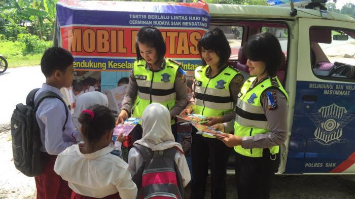 Polwan Cantik Tunggui Anak Dijemput Orang Tua, Mobil Pentas Ngetem di SDN 19 Dayun