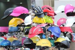 Helm berbentuk topi