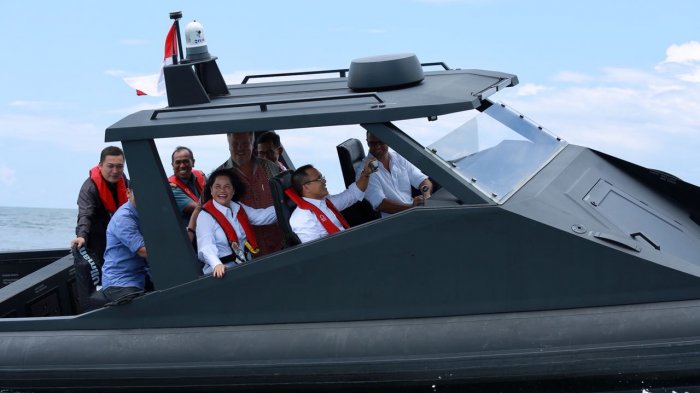 Bupati Banyuwangi Abdullah Azwar Anas dan Direktur PT Lundin Industry John Lundin saat mengikuti sea trail kapal rib (rigit inflatable boat) jenis carbotech di Selat Bali, Senin (12/3/2018).