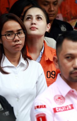 Tersangka penyalahgunaan narkotika yang juga Artis Jennifer Dunn dihadirkan saat ungkap kasus narkotika di Ditnarkoba Polda Metro Jaya, Jakarta, Selasa (2/1/2018). Jennifer Dunn kembali ditangkap kepolisian terkait kepemilikan narkotika jenis sabu seberat 0,6 gram. (Warta Kota/Henry Lopulalan)