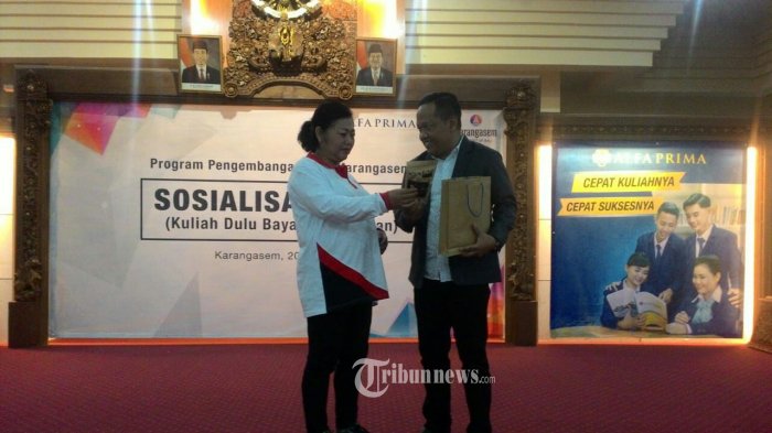 Bupati Karangasem I Gusti Ayu Mas Sumatri bersama Direktur Alfa Prima I Made Artana.