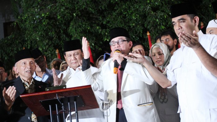 Ketua Umum Partai Gerindra Prabowo Subianto didampingi Wakil Gubernur DKI Jakarta Sandiaga Uno bersama pimpinan Parpol pendukung saat memberikan keterangan pers seusai mendeklarasikan dirinya ikut pada Pilpres 2019 di kediaman Prabowo, Jalan Kertanegara, Jakarta Selatan, Kamis (9/8/2018) malam. Prabowo dan Sandiaga Uno resmi maju mencalonkan diri sebagai pasangan capres dan cawapres pada Pilpres 2019. Tribunnews/Jeprima
