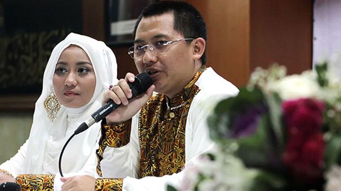 Direktur Utama First Travel Andika Surachman (kanan)dan istrinya saat jumpa pers di Masjid Istiqlal, Sabtu (24/10/2015).