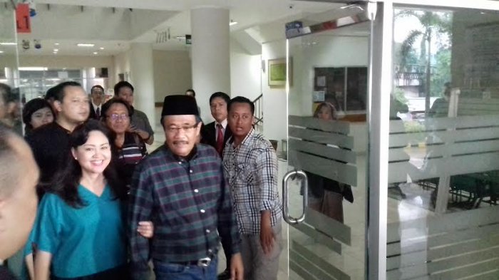 Calon Wakil Gubernur DKI petahana Djarot Saiful Hidayat didampingi sang istri tercinta, Happy Farida, usai menjenguk artis Julia Perez di Rumah Sakit Cipto Mangunkusumo, Salemba, Jakarta Pusat, Jumat (17/3/2017).