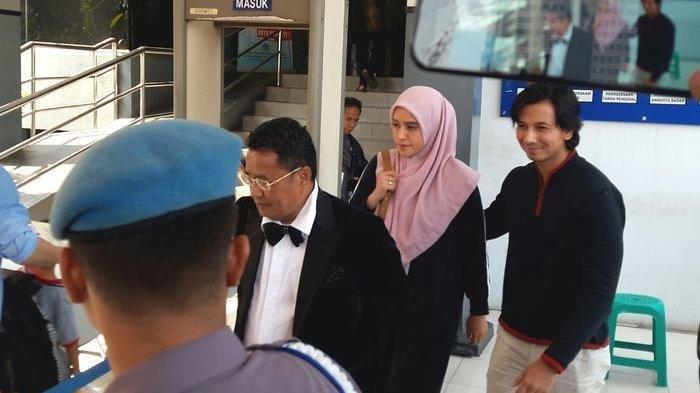 Fairuz A Rafiq didampingi suami, Sonny Septian dan pengacara Hotman Paris, di Polda Metro Jaya, Kebayoran Baru, Jakarta Selatan, Senin (1/7/2019).