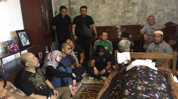 Suasana rumah duka istri Indro Warkop saat jenazah tiba sekira pukul 00.35 WIB, Kayu Putih, Jakarta Timur, Rabu (10/10/2018).