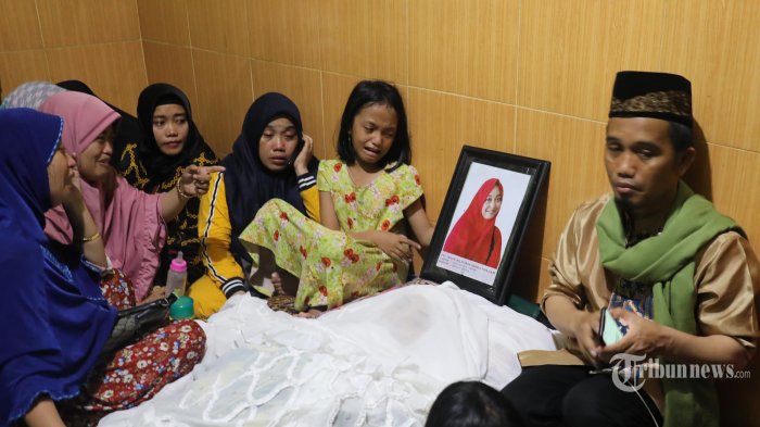 Ustaz Maulana bersama keluarga menyambut kerabat dan sahabat melayat jenazah Almarhum Nuraliyah Ibnu Hajar dirumah duka di Jl Satando, Kecamatan Ujung Tanah, Kota Makassar, Sulsel, Minggu (20/1/19). Almarhum Nuraliyah Ibnu Hajar meninggal sekitar pukul 16.21 WIB di Rumah sakit Bhayangkara, Makassar. Sebelum dirawat di RS Bhayangkara, almarhumah sempat dirawat di RS Angkatan Laut Makassar. Almarhumah meninggalkan empat orang anak, seorang laki-laki dan tiga perempuan. (TRIBUN TIMUR/SANOVRA JR)