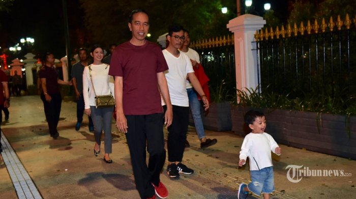 Presiden Joko Widodo mendampingi cucunya Jan Ethes (kanan) yang tengah berlari saat mengunjungi pusat keramaian Malioboro, Yogyakarta, bersama putra pertama Gibran Rakabuming, putra ketiga Kaesang Pangarep, dan menantunya Selvi Ananda, Sabtu (30/12/2017). Jokowi sedianya akan melakukan kunjungan kerja sekaligus menghadiri hajatan mantu Menteri Sekretaris Negara Pratikno di Yogyakarta. TRIBUNNEWS/SETPRES/AGUS SUPARTO