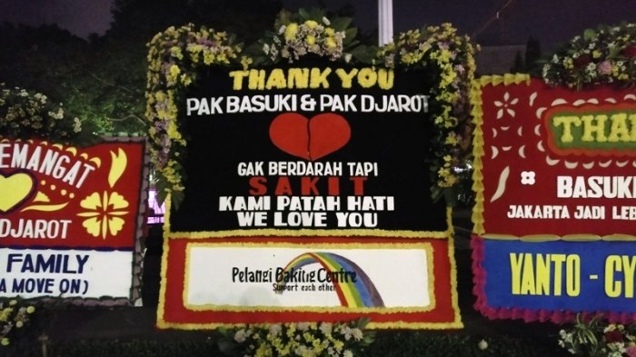 Karangan bunga dari pendukung 'baper' Gubernur dan Wakil Gubernur DKI Basuki Tjahaja Purnama (Ahok) dan Djarot Saiful Hidayat menghiasi halaman gedung Balai Kota DKI Jakarta, Jalan Medan Merdeka Selatan, Jakarta Pusat, Rabu (26/4/2017) pagi.