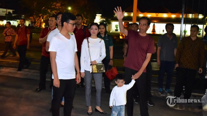 Presiden Joko Widodo memegangi cucunya Jan Ethes didampingi putra pertama Gibran Rakabuming, putra ketiga Kaesang Pangarep, dan menantunya Selvi Ananda saat mengunjungi pusat keramaian Malioboro, Yogyakarta, Sabtu (30/12/2017). Jokowi sedianya akan melakukan kunjungan kerja sekaligus menghadiri hajatan mantu Menteri Sekretaris Negara Pratikno di Yogyakarta. TRIBUNNEWS/SETPRES/AGUS SUPARTO