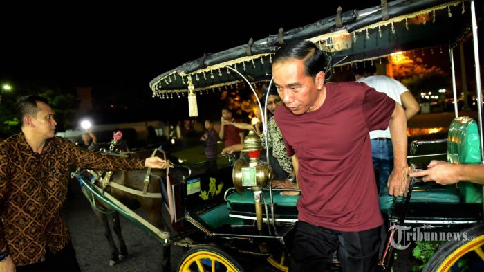 Presiden Joko Widodo menuruni andong usai mengunjungi pusat keramaian Malioboro, Yogyakarta, Sabtu (30/12/2017). Jokowi sedianya akan melakukan kunjungan kerja sekaligus menghadiri hajatan mantu Menteri Sekretaris Negara Pratikno di Yogyakarta. TRIBUNNEWS/SETPRES/AGUS SUPARTO