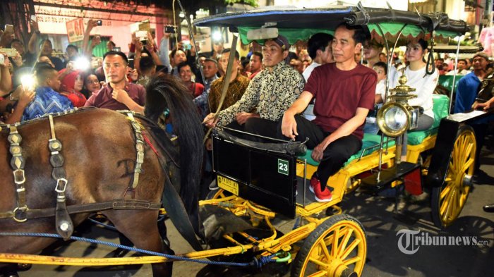 Presiden Joko Widodo bersama putra pertama Gibran Rakabuming, putra kedua Kaesang Pangarep, menantu Selvi Ananda, dan cucunya Jan Ethes menaiki andong usai mengunjungi pusat keramaian Malioboro, Yogyakarta, Sabtu (30/12/2017). Jokowi sedianya akan melakukan kunjungan kerja sekaligus menghadiri hajatan mantu Menteri Sekretaris Negara Pratikno di Yogyakarta. TRIBUNNEWS/SETPRES/AGUS SUPARTO