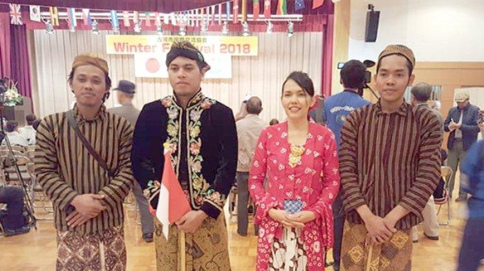 Mariyae Satouw (pakaian merah) bersama para artis dari Indonesia.