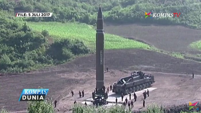 Korea Utara melakukan uji coba misil lintas benua Hwasong-14 pada Juli 2017 lalu. Jarak tempuh misil ini bisa mencapai daratan Amerika Serikat.