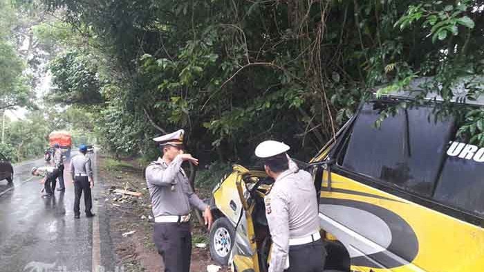 Kondisi mobil travel yang ringsek berat usai terguling dan menabrak truk di Km 121 - 122 Kelurahan Gilimanuk, Kecamatan Melaya. TRIBUN BALI/I GEDE JAKA SANTHOSA