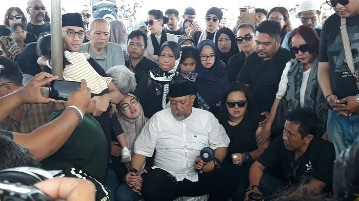 Suasana di TPU Tanah Kusir saat menghantarkan jenazah Nita Octobijanthy dimakamkan, Rabu (10/10/2018).