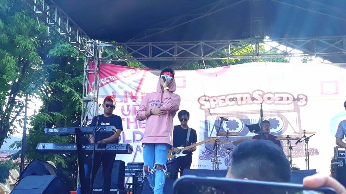 Putra sulung pasangan Sule dan Linda, Rizky Febian menjadi bintang utama di acara musik di SMA PB Islam Soedirman, Taman Galaxy Indah Bekasi, Minggu (13/5/2018).