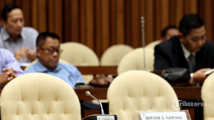 Papan nama dan bangku untuk Miryam S Haryani masih kosong saat Rapat Dengar Pendapat Umum (RDPU) Pansus tentang panitia angket terhadap pelaksanaan tugas dan kewenangan KPK di kompleks Parlemen, Senayan, Jakarta, Senin (19/6/2017). RDPU tersebut juga menunggu kehadiran dan klarifikasi Miryam S Haryani yang saat ini sudah berstatus tersangka atas dugaan menghambat proses penyidikan mega korupsi korupsi KTP Elektronik. TRIBUNNEWS/IRWAN RISMAWAN