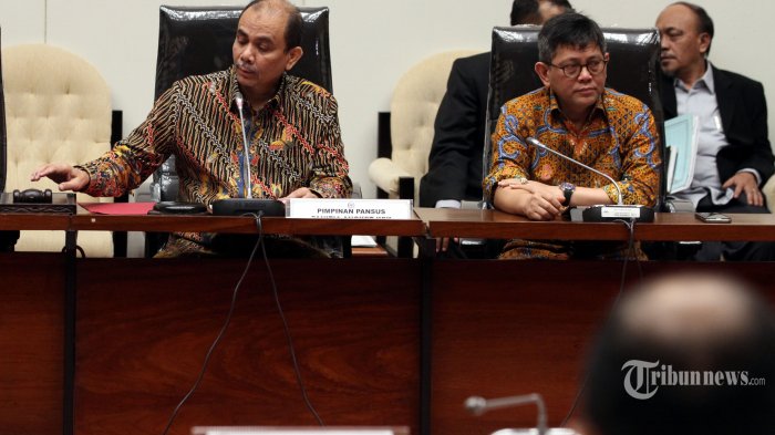 Wakil Ketua Pansus panitia Angket KPK Dossy Iskandar Prasetyo (kiri) mendengarkan paparan anggota pansus saat Rapat Dengar Pendapat Umum (RDPU) Pansus tentang panitia angket terhadap pelaksanaan tugas dan kewenangan KPK di kompleks Parlemen, Senayan, Jakarta, Senin (19/6/2017).