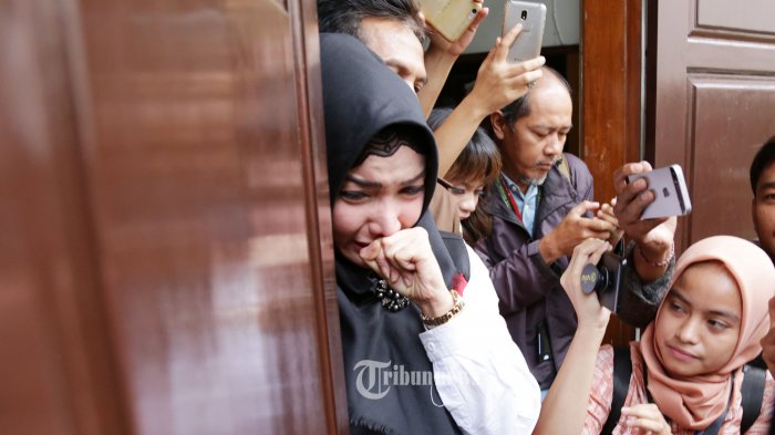 Terdakwa kasus penyalahgunaan Narkoba jenis Shabu, Roro Fitria menangis usai menjalani sidang putusan di Pengadilan Jakarta Selatan, Kamis (18/10/2018). Pada sidang putusan tersebut Roro Fitria divonis 4 tahun penjara dan denda Rp 800 juta. Tribunnews/Jeprima