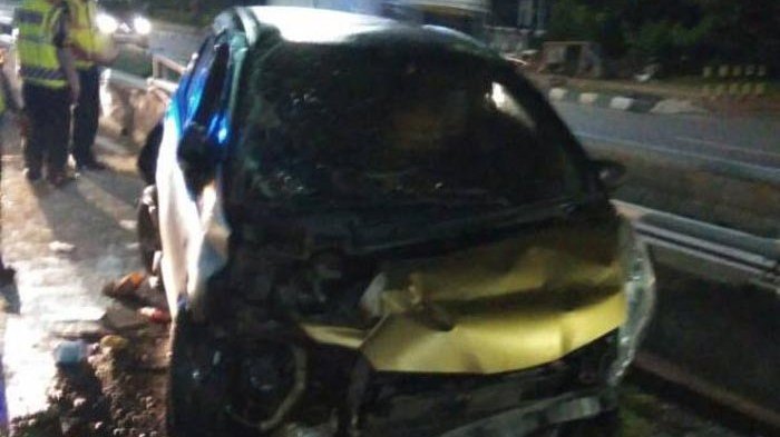 Aktris Sheila Marcia menderita luka memar akibat kecelakaan di Jalan Tol Dalam Kota Grogol-Cawang, tepatnya di seberang Hotel Sultan, Jakarta Selatan, Sabtu (6/4/2017) sekitar pukul 04.40 WIB. (WARTA KOTA/BINTANG PRADEWO)