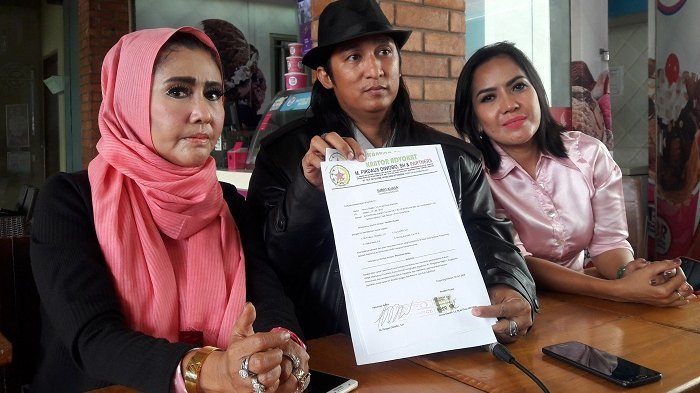 Tessa Mariska (kerudung), Firdaus (tengah), dan Lusy Daiva (kanan) saat menunjukan surat somasi kepada Elly Sugigi, di kawasan Tendean, Mampang Prapatan, Jakarta Selatan, Rabu (1/8/2018). (Warta Kota/Arie Puji Waluyo)