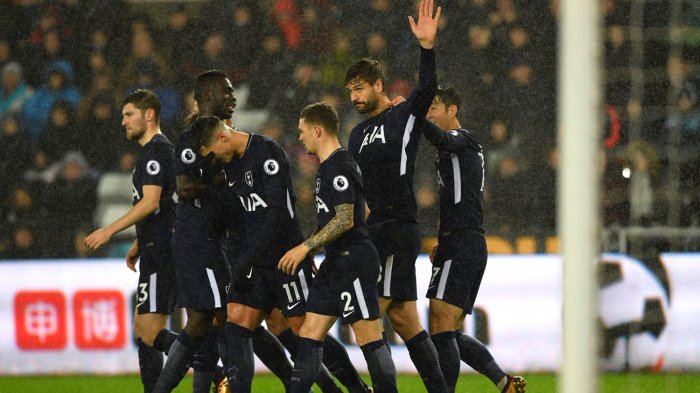 Para pemain Tottenham Hotspur merayakan gol yang dibuat Fernando Llorente (kedua kanan) ke gawang Swansea City pada laga Premier League di Stadion Liberty, Rabu (3/1/2018) dini hari WIB.