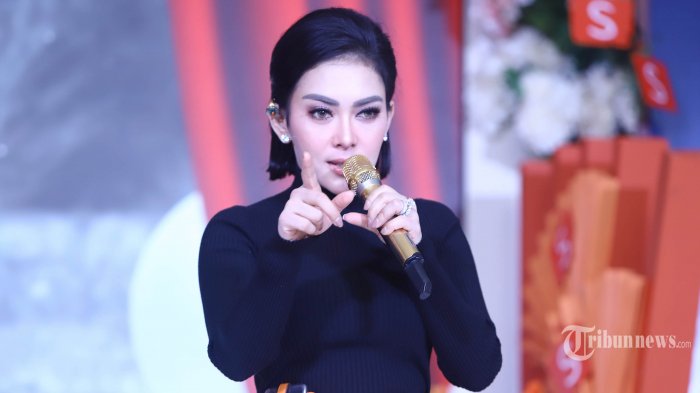 Penyanyi Syahrini saat acara Shopee di Jakarta, Selasa (2/4/2019). Syahrini menjadi brand ambassador Shopee sekaligus peluncuran kampanye #2019PilihShopee yang mengundang semua orang untuk merayakan pesta demokrasi Indonesia dan kebebasan untuk memilih dalam pemilu mendatang. TRIBUNNEWS/HERUDIN