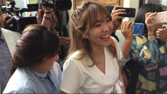 Tawa Gisella Anastasia saat tiba di Pengadilan Negeri Jakarta Selatan untuk menjalani sidang putusan cerai, Rabu (23/1/2019).