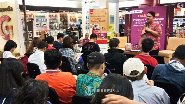 Xiang yi saat acara Talkshow peluncuran Kalender Tong Shu 2018 dan Buku Metode Membangun Nama Tionghoa.