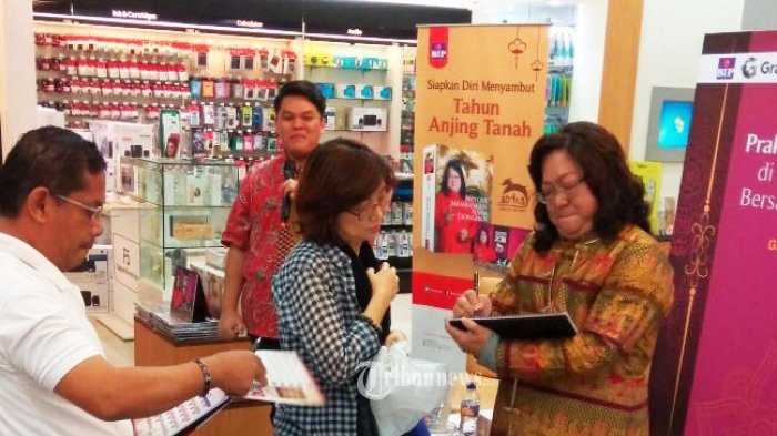 Xiang yi saat acara Talkshow peluncuran Kalender Tong Shu 2018 dan Buku Metode Membangun Nama Tionghoa.