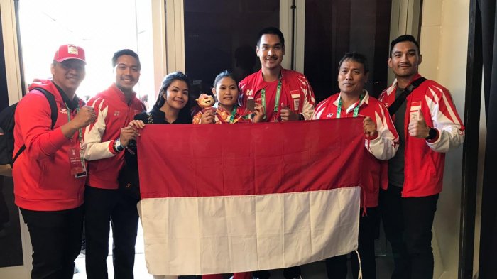 Medali pertama Indonesia pada gelaran Youth Olympic Games 2018 yang berlangsung di Buenos Aires, Argentina dipersembahkan oleh atlit muda angkat besi putri Indonesia, Vinatasari Nur (17 tahun).