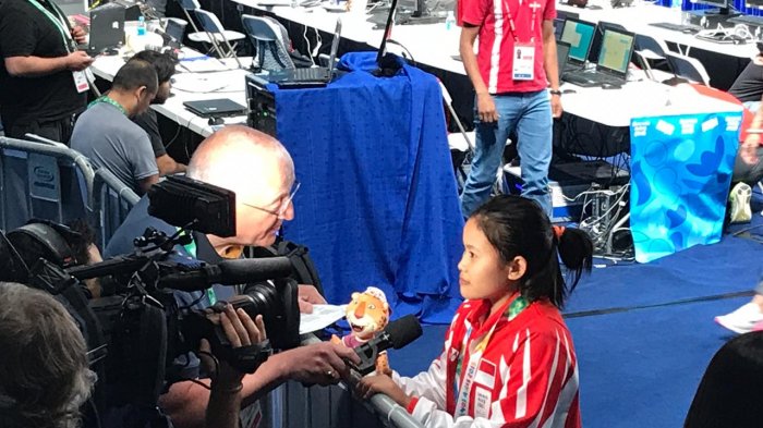 Medali pertama Indonesia pada gelaran Youth Olympic Games 2018 yang berlangsung di Buenos Aires, Argentina dipersembahkan oleh atlit muda angkat besi putri Indonesia, Vinatasari Nur (17 tahun).
