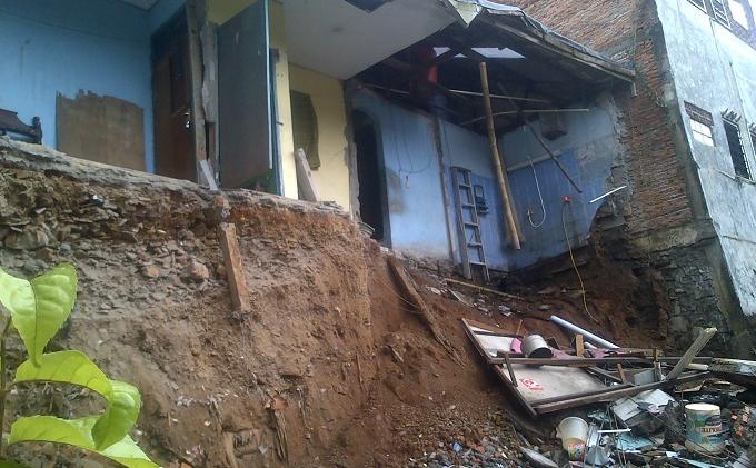 20140129 Longsor terjadi di Balekambang