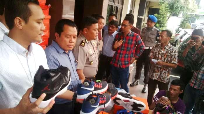 BREAKING NEWS: Polisi Sita Ribuan Pasang Sepatu Nike Palsu