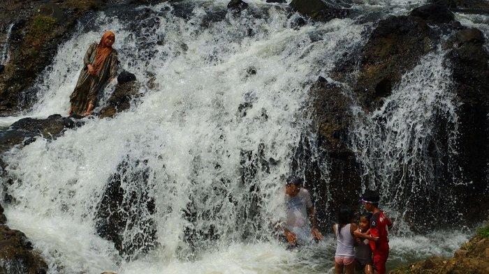 Air Terjun Rayap terbentang di Desa Panton Rayeuk Sa, Kecamatan Kuta Makmur, serta Desa Alue Papuen, Kecamatan Nisam Antara, Aceh Utara.