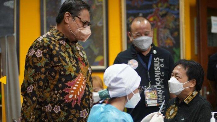 Menteri Koordinator Bidang Perekonomian Airlangga Hartarto melihat langsung vaksinasi lansia di Kanisius tahap ke-2, Rabu (7/4)